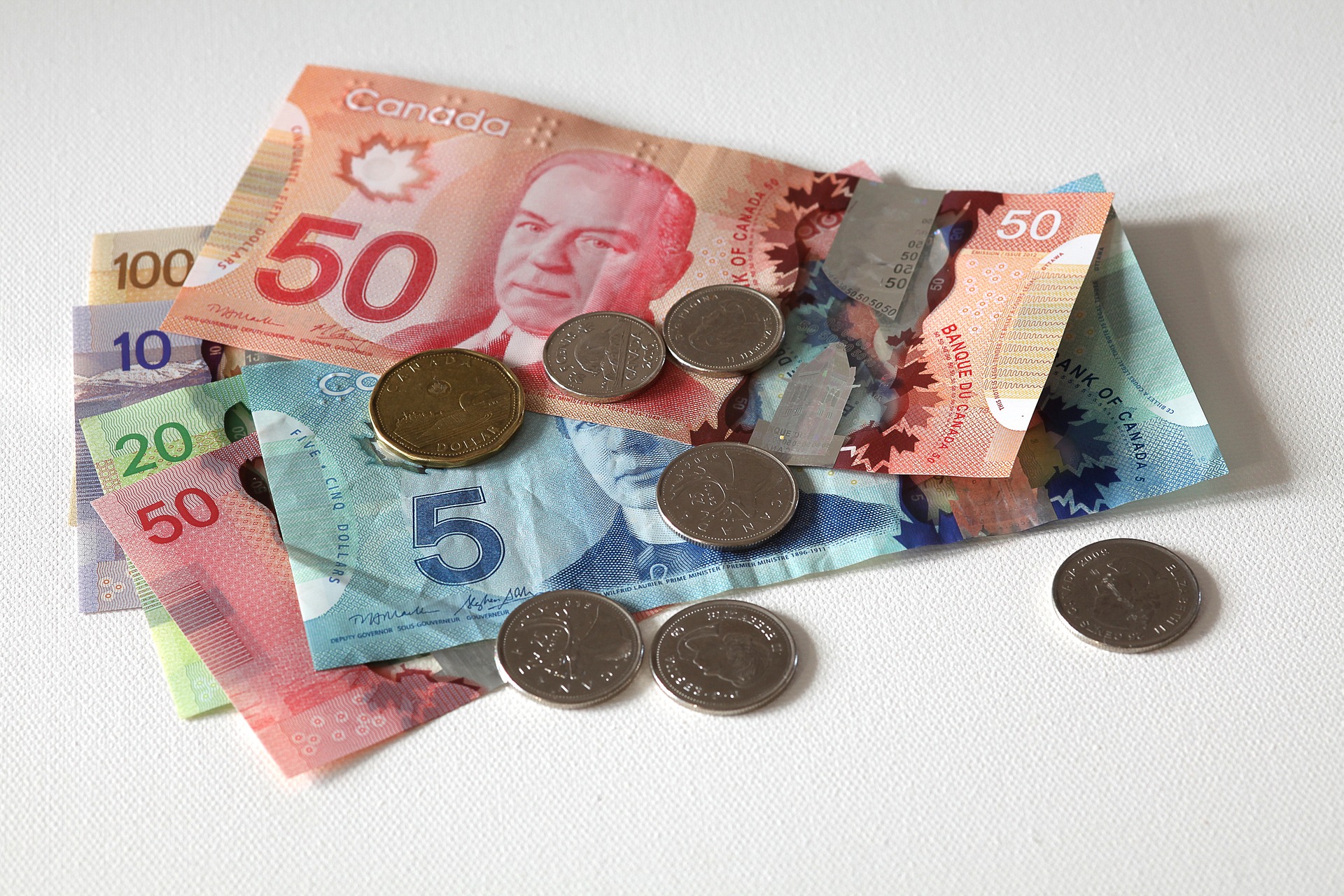 يبقي بنك كندا سعر الفائدة القياسي دون تغيير